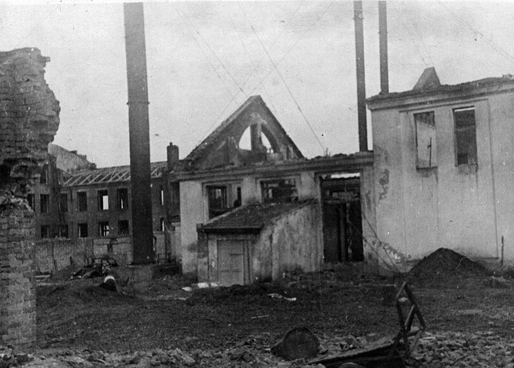 Разрушенные корпуса химико-фармацевтического завода в Минске лето 1941 г