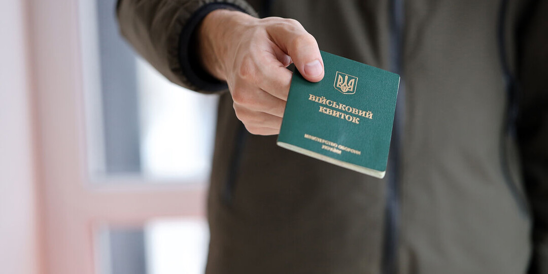 В Одессе группа подростков отбила мужчину у военкомов и попала на видео