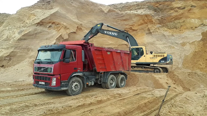 На карьере под Выборгом погрузчик насмерть задавил водителя самосвала