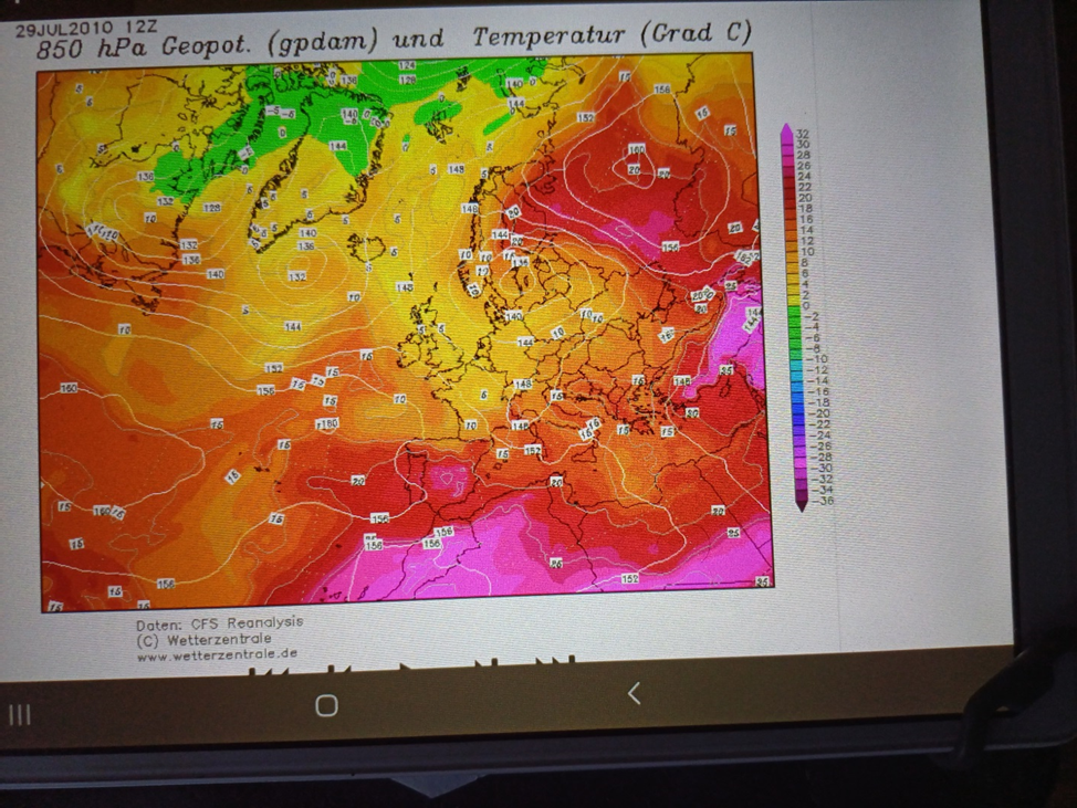 Тропическая воздуха масса (ТВМ) в районе Москвы и юго-восточнее к 29 июля 2010 года разогрелась до +26 на высоте 1500 метров, что в теории давало возможность прогреться воздуху у земли до +41…42, но помешала облачность подходящего холодного атмосферного фронта.