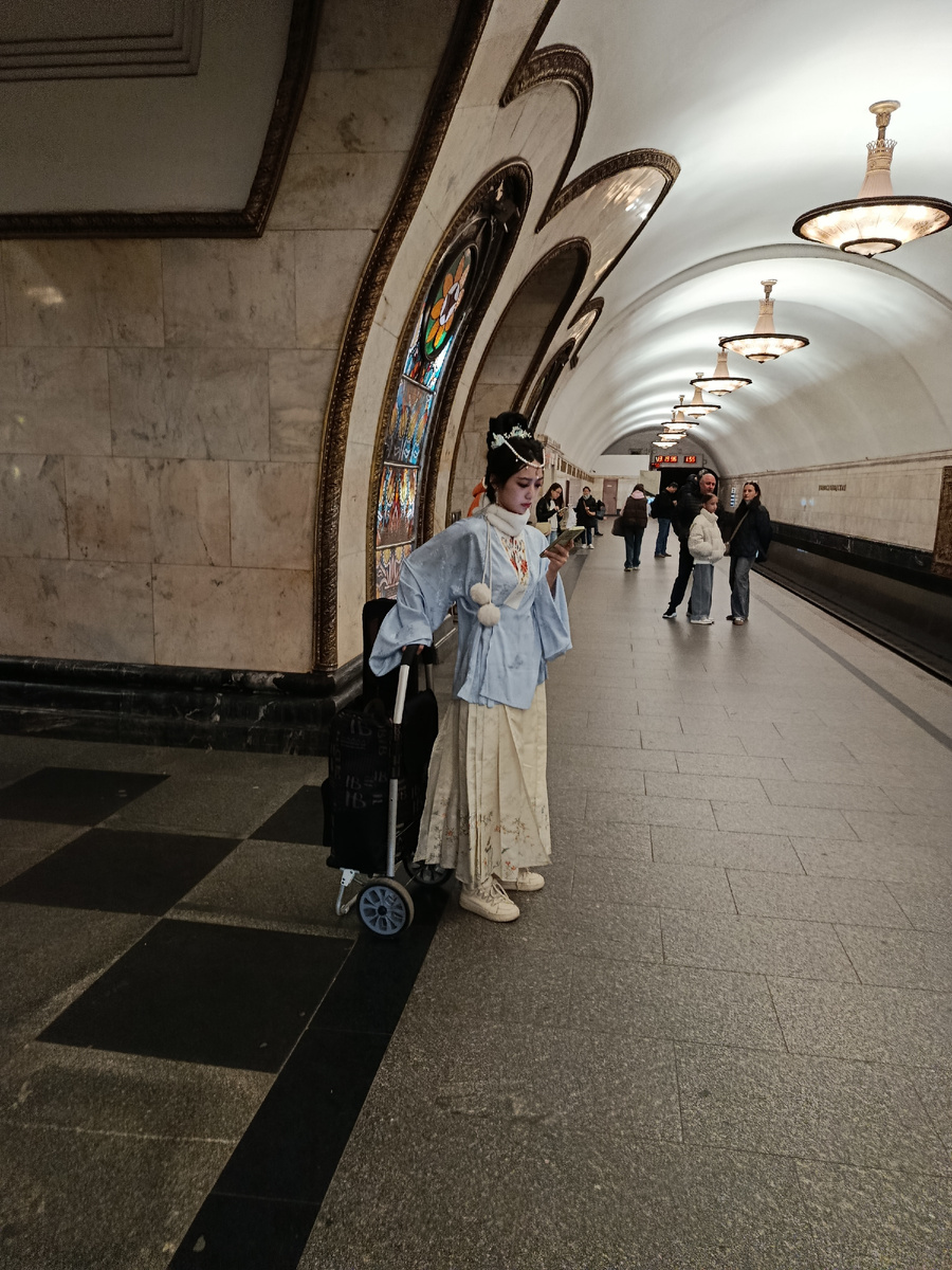 Я в метро. Конечно, не одна. Китай, Япония, ханами, сакура, весна)!
