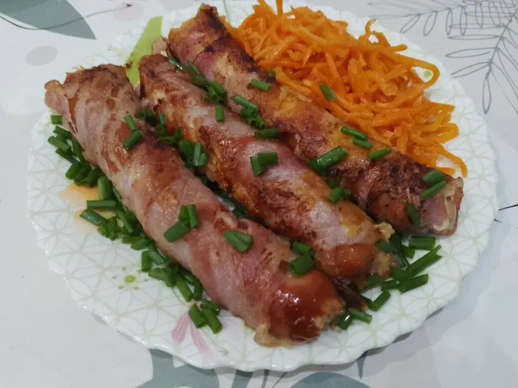 Сосиски с сыром обжаренные в беконе