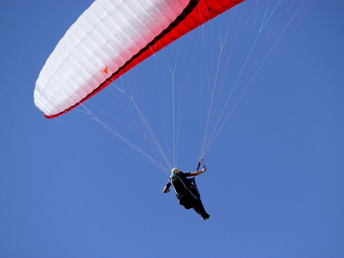    Парапланерист в небе | © Depositphotos.com / Olga_Shch