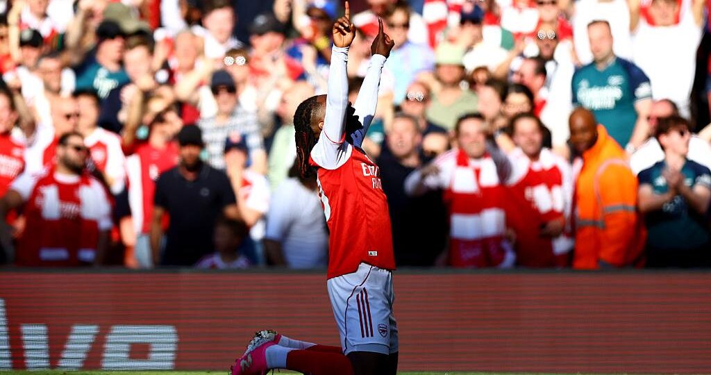 Рекордный гол с углового вернул «Арсенал» на первое место в АПЛ