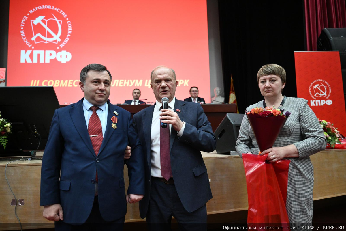 Член ЦК КПРФ Кемал Бытдаев, на снимке рядом с Г.А. Зюгановым, ровно десять лет возглавляет Карачаево-Черкесского республиканское отделение КПРФ. Недавно у него был юбилей. На III апрельском Пленуме ЦК КПРФ лидер коммунистов России вручил Кемалу Курмановичу орден КПРФ "Партийная доблесть". Фото Ивана Водопьянова. Пресс-служба ЦК КПРФ.