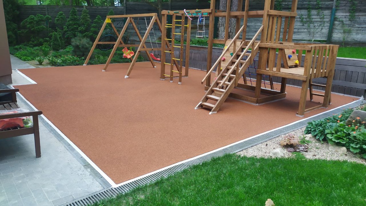Бесшовное резиновое покрытие на игровой площадке