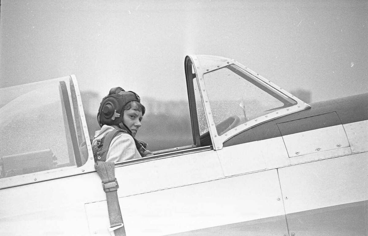 Член сборной команды СССР по самолётному спорту, лётчик-инструктор Центрального аэроклуба СССР С.Е.Савицкая в кабине самолёта ЯК-18 ПМ на аэродроме ЦАК СССР. 11.07.1970. Фотограф Б.Е.Вдовенко. Государственный музей истории космонавтики имени К.Э. Циолковского.