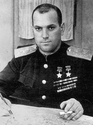 Дважды Герой Советского Союза (1944, 1945), Маршал авиации (1961), Заслуженный военный лётчик СССР (1965), лауреат Ленинской премии (1978) Евгений Яковлевич Савицкий. В годы Великой Отечественной войны воевал на истребителях ЛаГГ-3, Ла-5, Як-1, Як-9, Як-3 в Воронежско-Ворошиловградской оборонительной операции, Сталинградской битве, битве за Кавказ, Воздушном сражении на Кубани, Белгородско-Харьковской, Донбасской, Мелитопольской, Никопольско-Криворожской, Крымской, Белорусской, Висло-Одерской, Восточно-Померанской, Берлинской наступательных операциях, выполнил 216 боевых вылетов, провёл 81 воздушный бой, сбил лично 22 и 2 в группе самолётов нацистов.