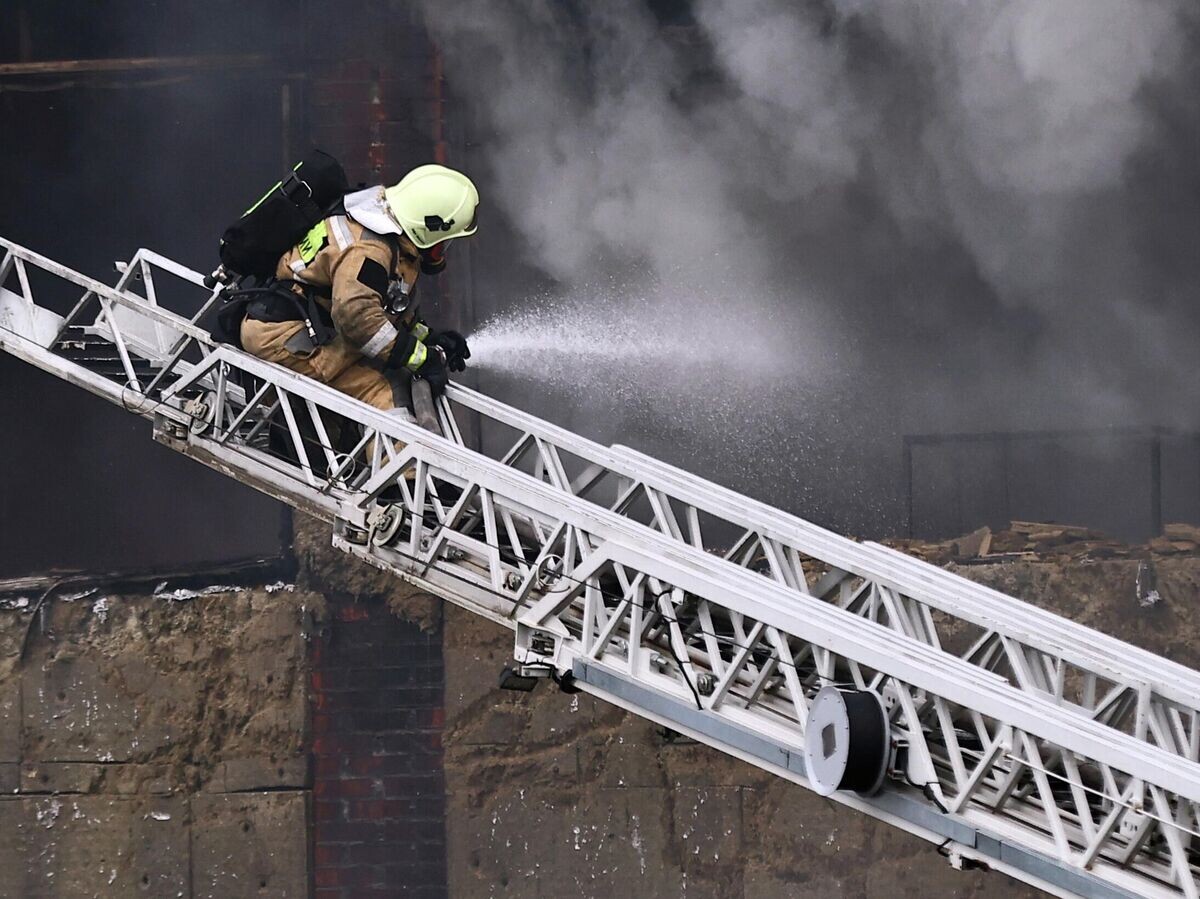    Тушение пожара в торговом центре "Гиант" в Калининграде | © РИА Новости / Александр Подгорчук