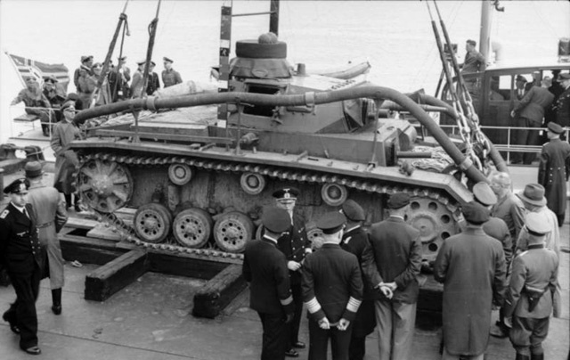Подготовка операции «Морской лев». Погрузка основного немецкого танка Pz III в его версии Tauchpanzer III, для возможности подводного хода