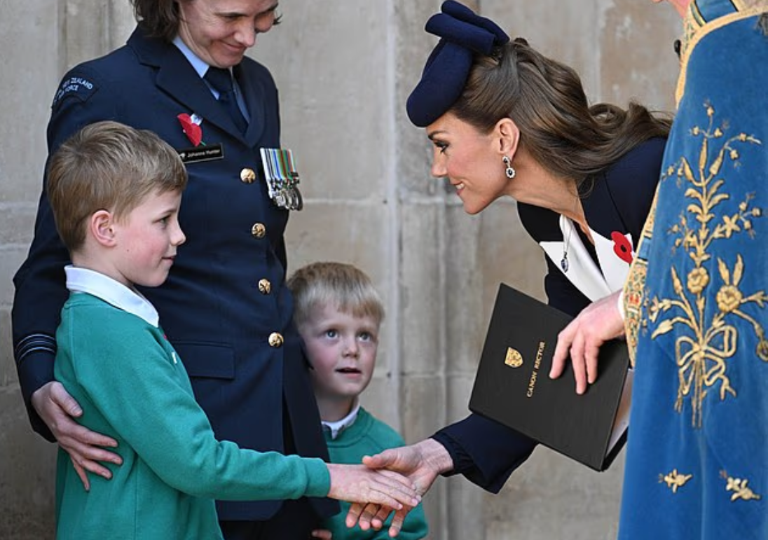 Кейт была замечена разговаривающей с двумя мальчиками после того, как она покинула поминальную службу в Вестминстерском аббатстве.