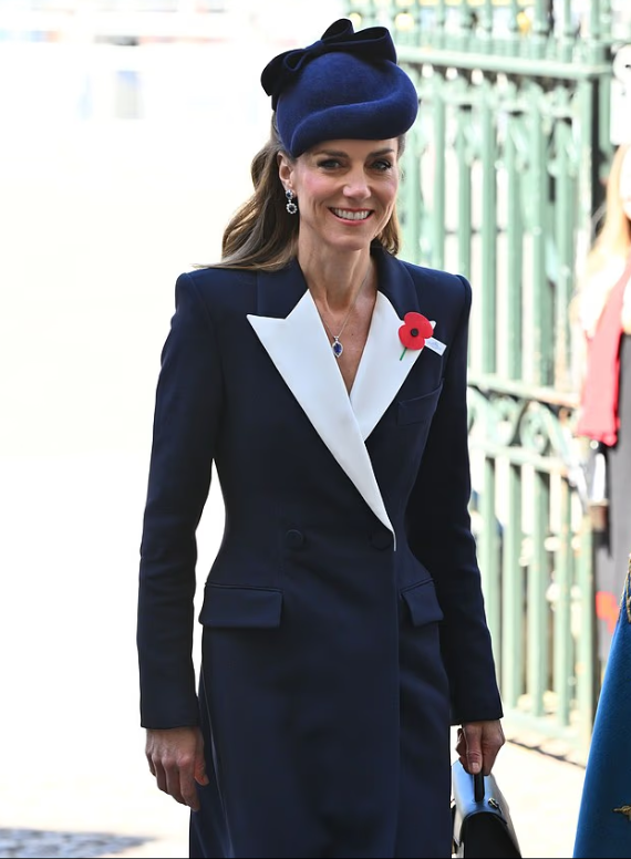 Принцесса Кейт выглядела сияющей, возглавляя прихожан в Вестминстерском аббатстве сегодня днем.