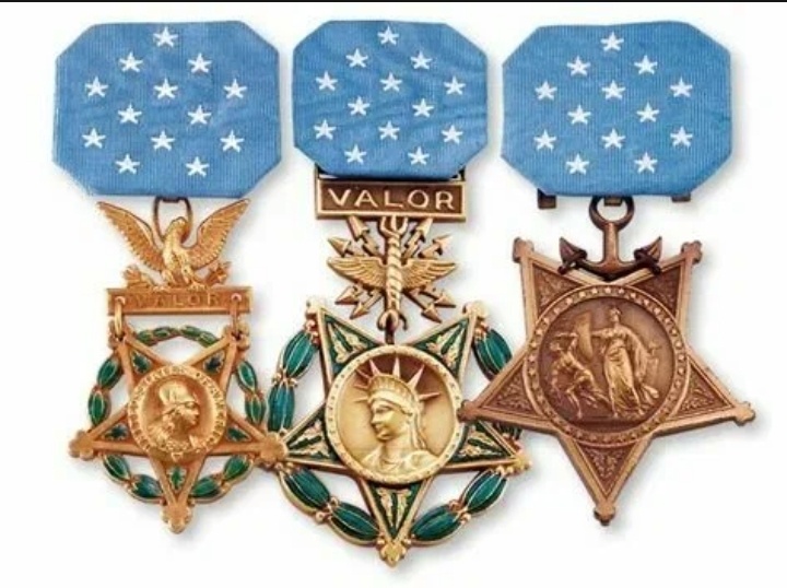 Медаль Почёта (англ. Medal of Honor) — высшая военная награда США. Вручается военнослужащим вооружённых сил США, обычно — президентом страны от «имени Конгресса»