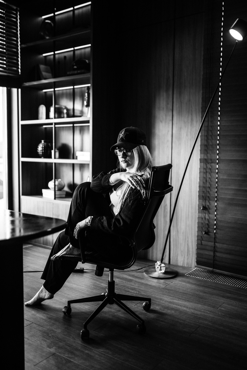 «Хруст. Не тот, что из-за сломанной ветки или треснувшего льда, — а тот, что изнутри, в колене. В тот момент я ещё не знала диагноза, но уже почувствовала: психика пошла вразнос. Так начался мой путь — от паники, злости и самообвинений до принятия. Путь, который, как оказалось, состоит из чётких психологических этапов. Разбираю их по полочкам — на примере себя самой».