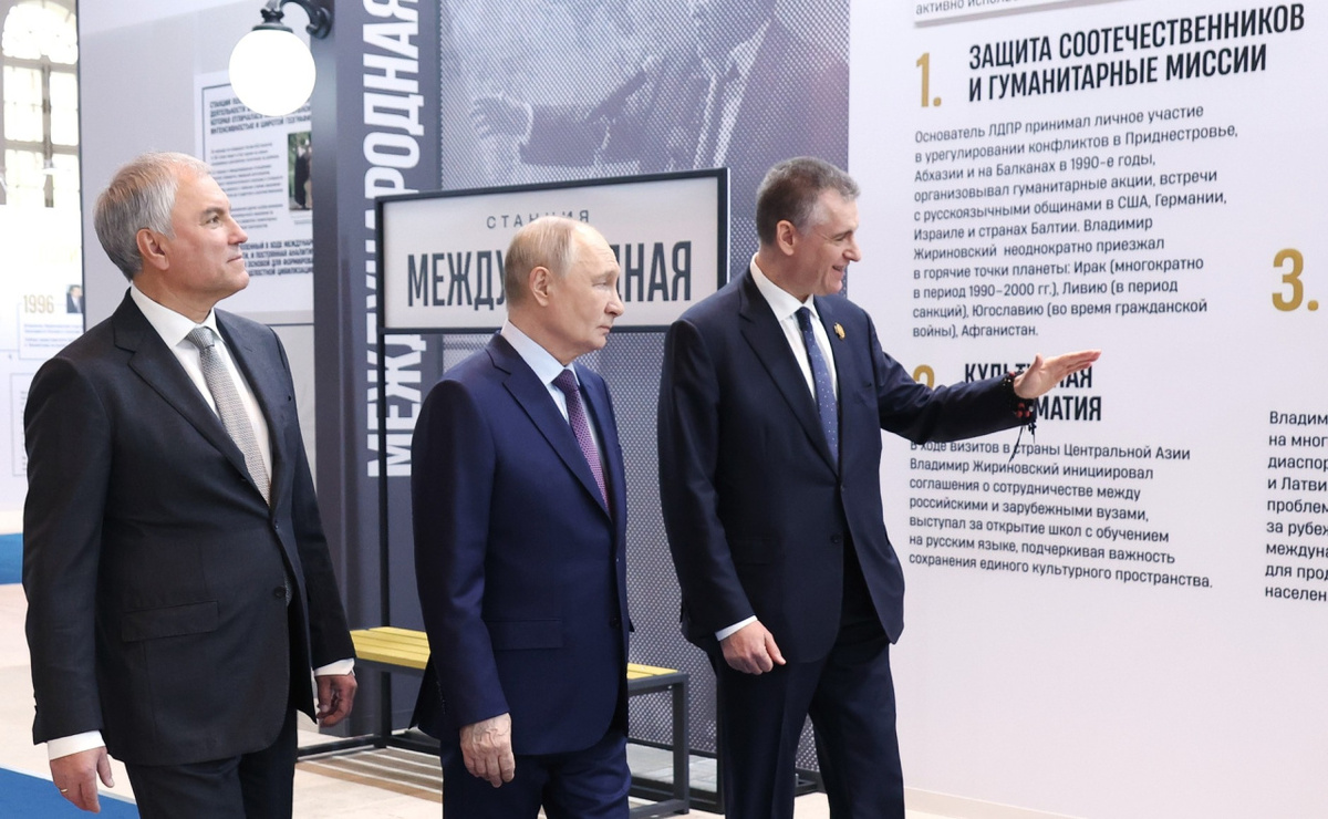 Вместе с президентом с уникальной экспозицией ознакомились Председатель Госдумы и Парламентского Собрания Союза Беларуси и России Вячеслав Володин и нынешний лидер ЛДПР, член Комиссии ПС по международным делам, миграционной политике и связям с соотечественниками Леонид Слуцкий Фото: kremlin.ru