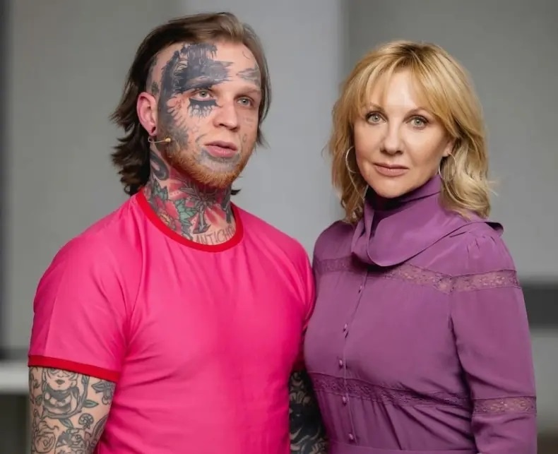 Денис Шальных и Еле́на Алексе́евна Я́ковлева — советская и российская актриса театра, кино, телевидения и озвучивания, телеведущая; народная артистка Российской Федерации, лауреат Государственной премии Российской Федерации, двух премий «Ника», двух премий «ТЭФИ» и нескольких премий «Золотой орёл». Родилась 5 марта 1961 г., Звягель, Украина