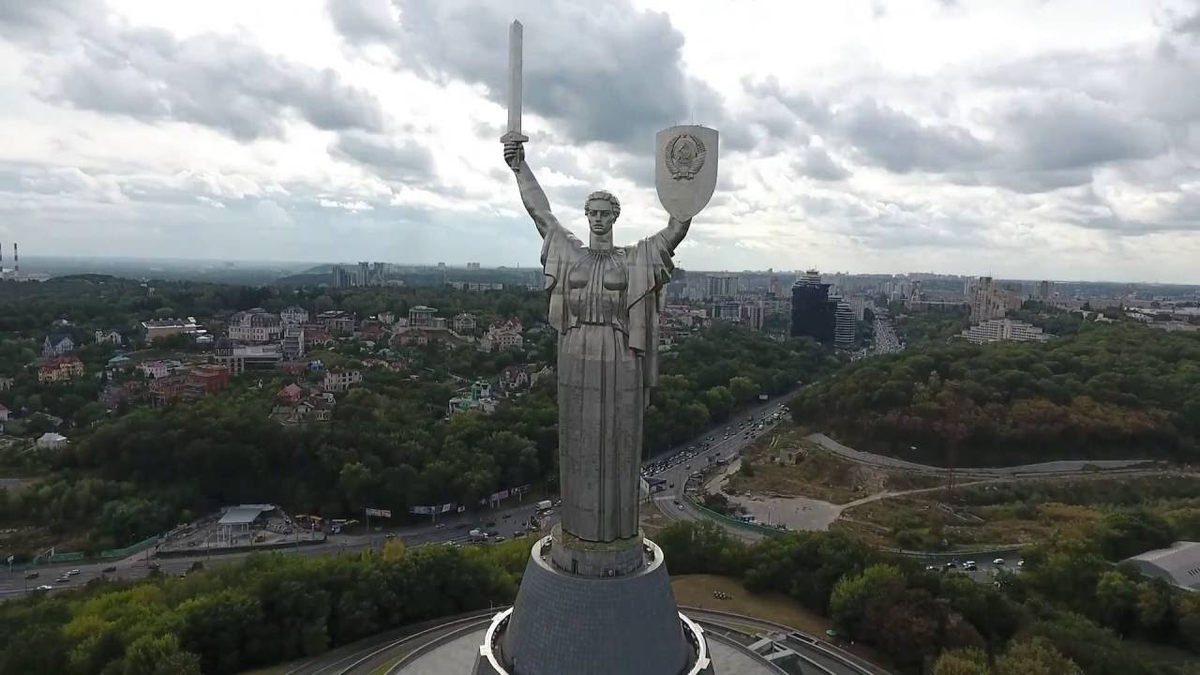 Монумент Родины - Матери с советским гербом, Киев. В настоящее время герб заменен тризубом. 