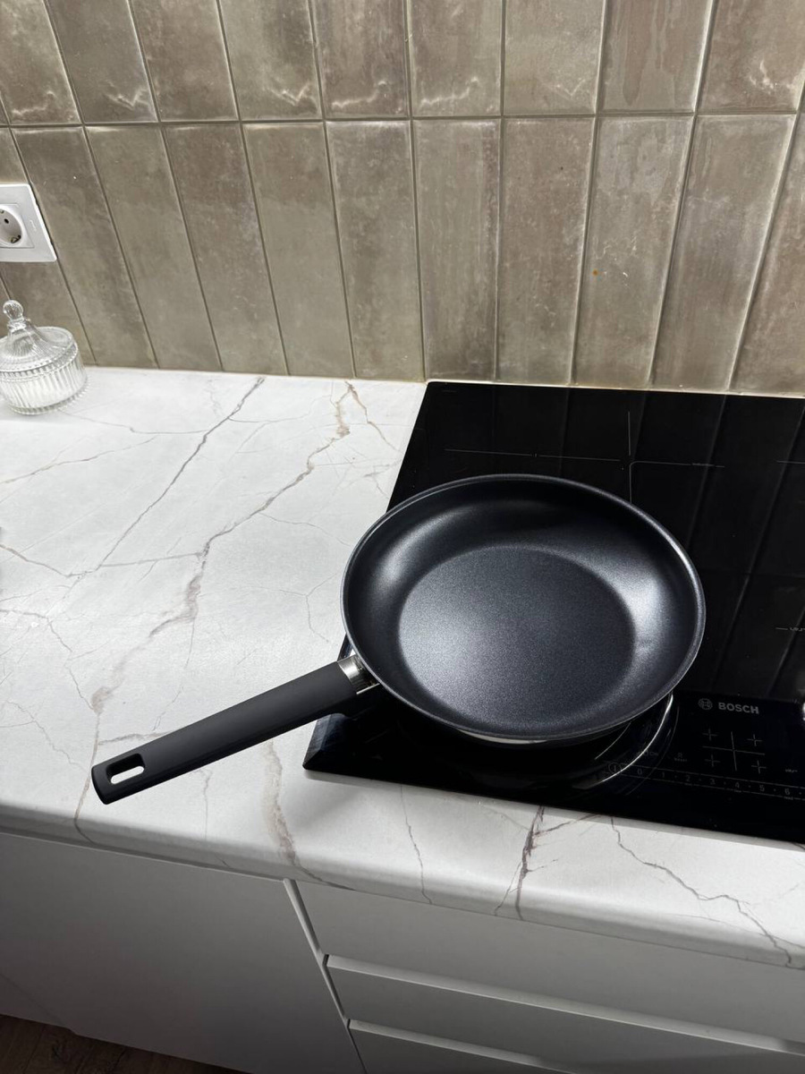 Сковорода антипригарная вживую.