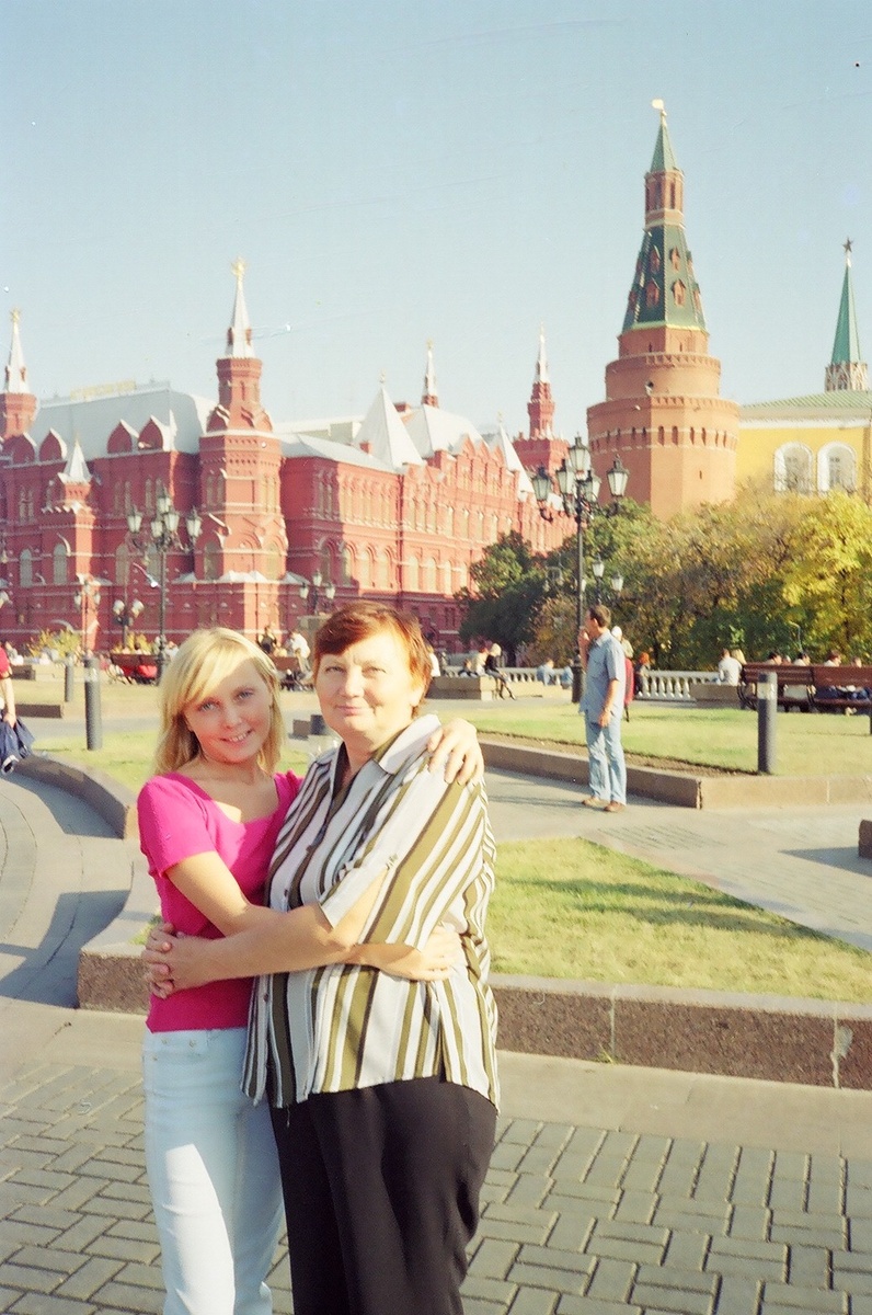 Нина Михайловна Иванова (Ковальская) вместе с дочкой (г.Москва, Красная площадь) 2005г. 
