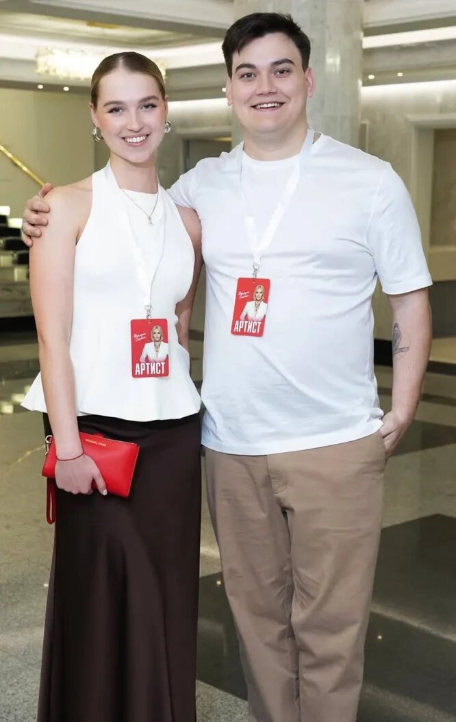    Избранница певца работает стилистом. Артист сделал ей предложение руки и сердца во время отдыха на Пхукете. Фото: соцсети