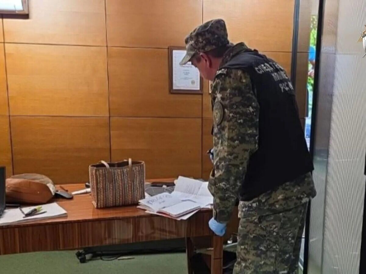    Сотрудник СК проводит следственные мероприятия на месте убийства женщины в Москве | © Фото : Столичный СК/MAX