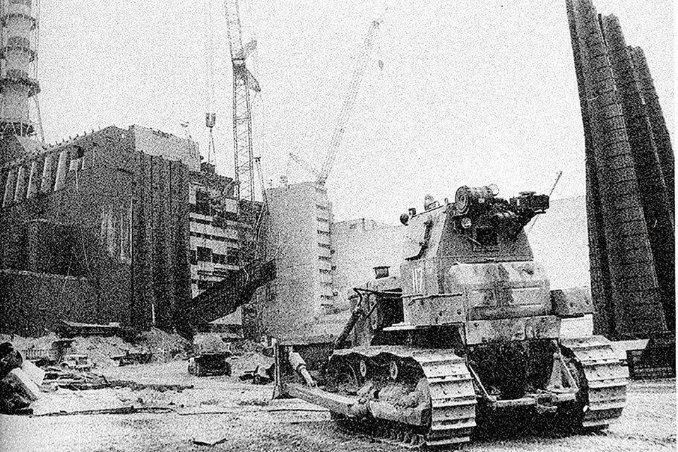    «Освинцованный» трактор ЧТЗ на стройке объекта «Укрытие» — саркофага 4-го энергоблока ЧАЭС. Фото: из архива Александра Чумовицкого