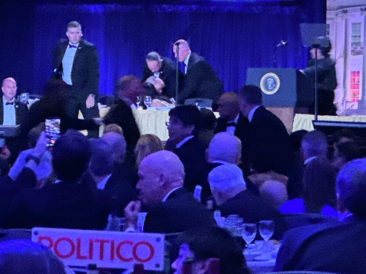    Агенты секретной службы реагируют на стрельбу во время мероприятия в Вашингтоне с участием Дональда Трампа | © AP Photo / Mark Schiefelbein