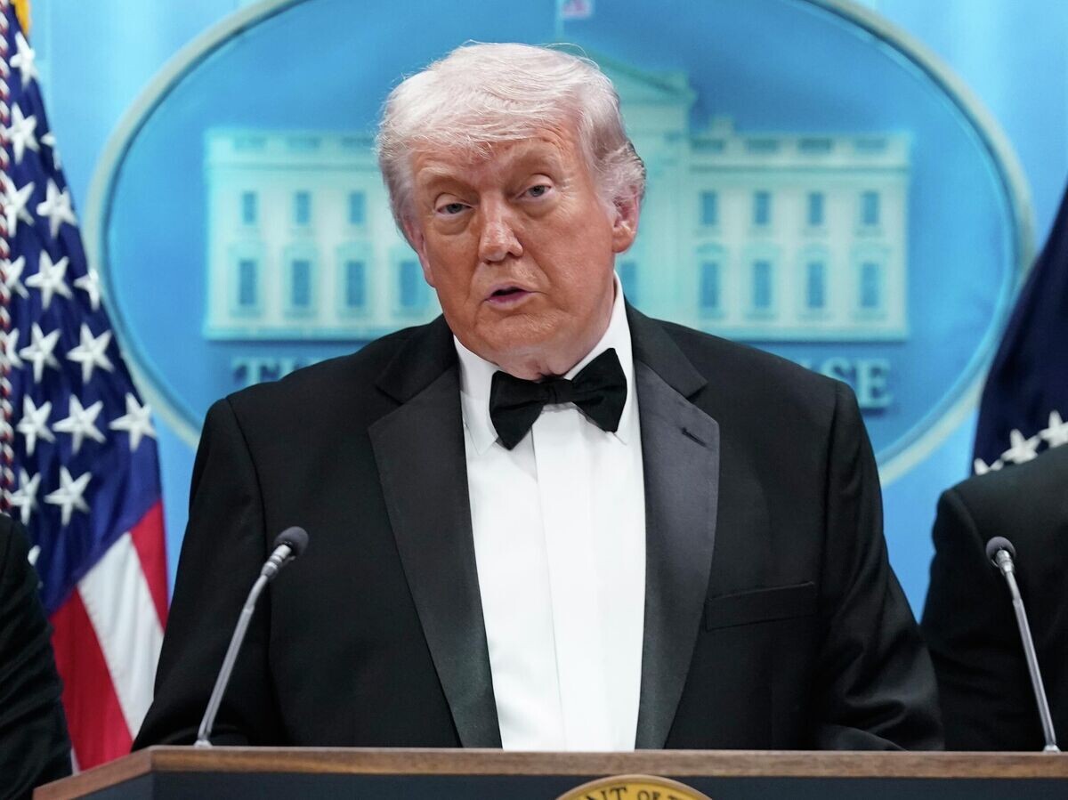    Дональд Трамп делает заявление перед прессой после инцидента со стрельбой на мероприятии в Вашингтоне с его участием | © AP Photo / Jose Luis Magana