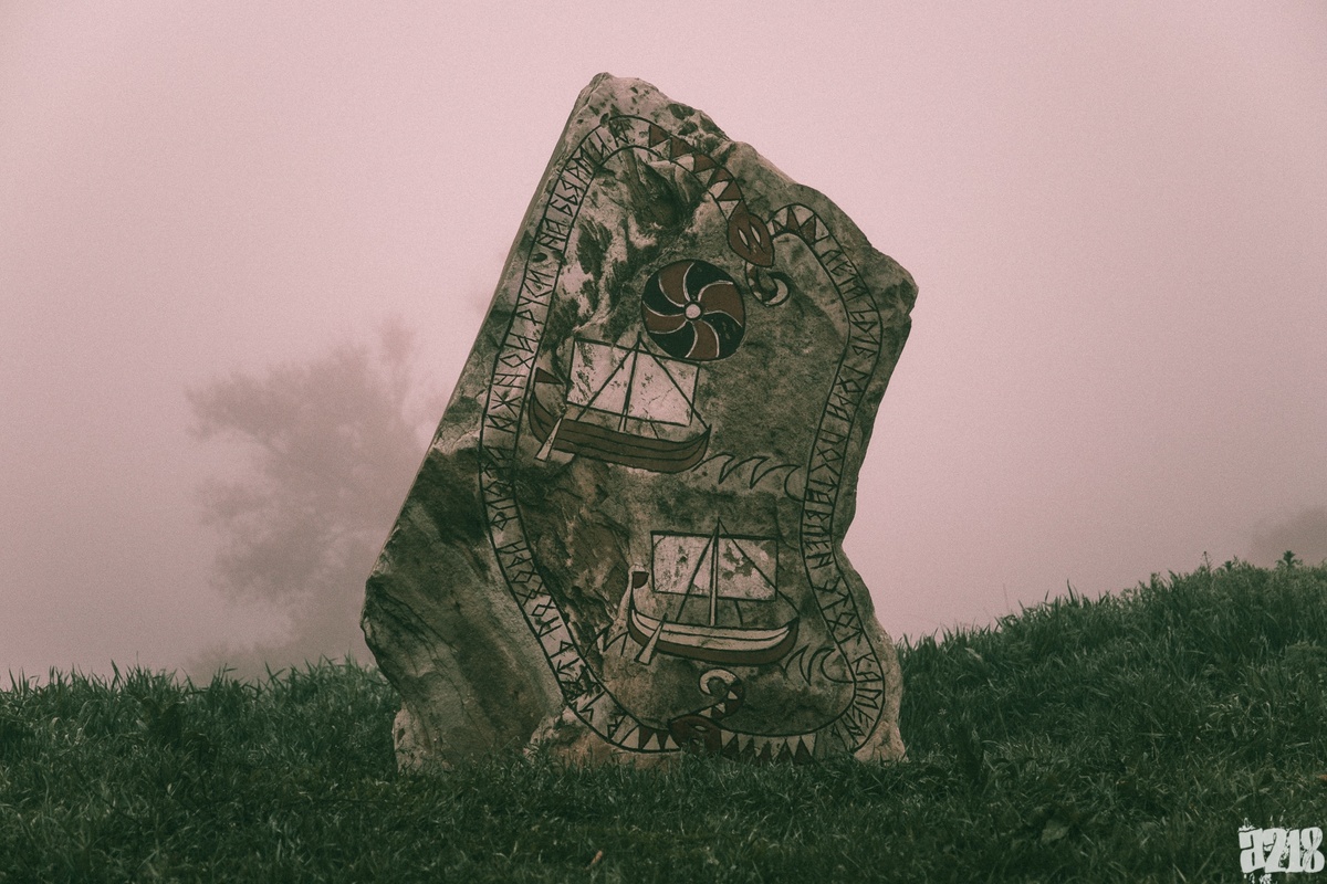 Тут начинается дорога ведущая тебя к тайнам и приключениям.