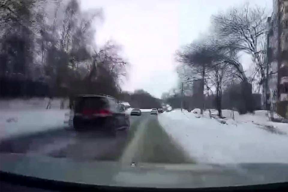    Нарушителя на «Тойоте Ленд Крузер» благодаря проекту «Мобильный патруль» оштрафовали сразу по шести статьям. Кадр видео