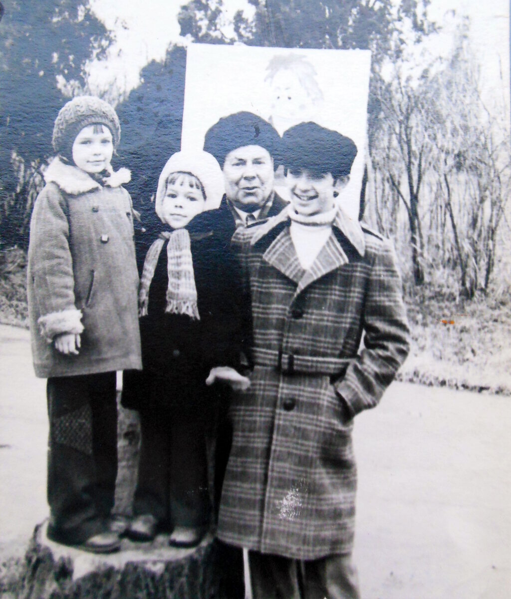 Здесь на фото я рядом со старшей сестрой Ириной ( она слева)