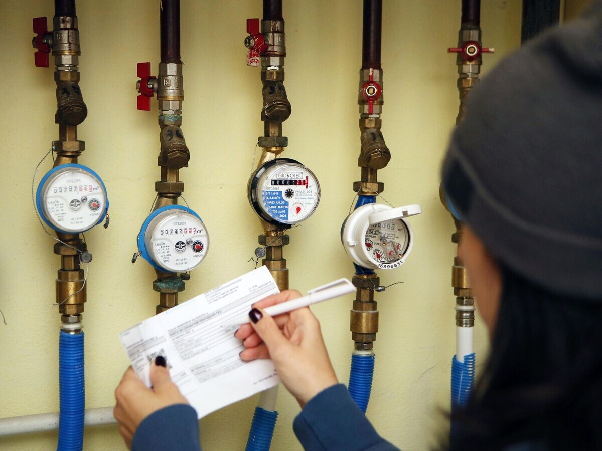    Девушка записывает показания счетчиков учета холодной и горячей воды | © РИА Новости / Стрингер