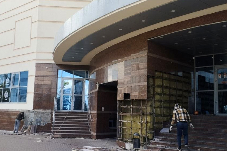    «Планета Фитнес» работала в знаковом месте на Хади Такташа с 2002 года, но вдруг объявила о закрытии с 1 апреля.   
Фото: «БИЗНЕС Online»