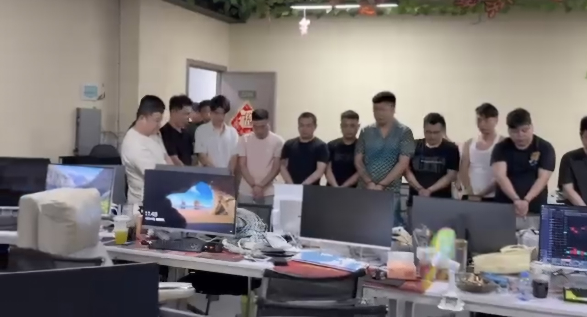 Коллективный прощальный кадр  - скан с видео, но россяин не вижу. Не все сорок человек вошли в кадр. 