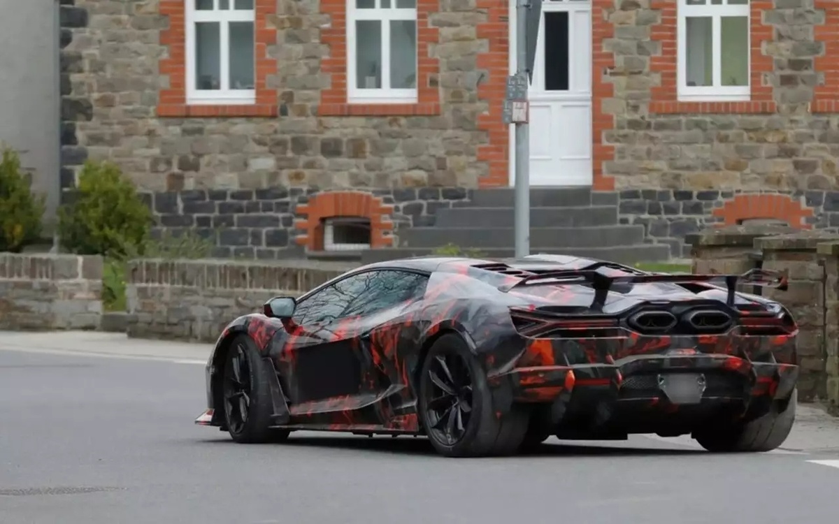    Закамуфлированный прототип гиперкара Lamborghini Revuelto SV с массивным антикрылом на дорожных испытаниях