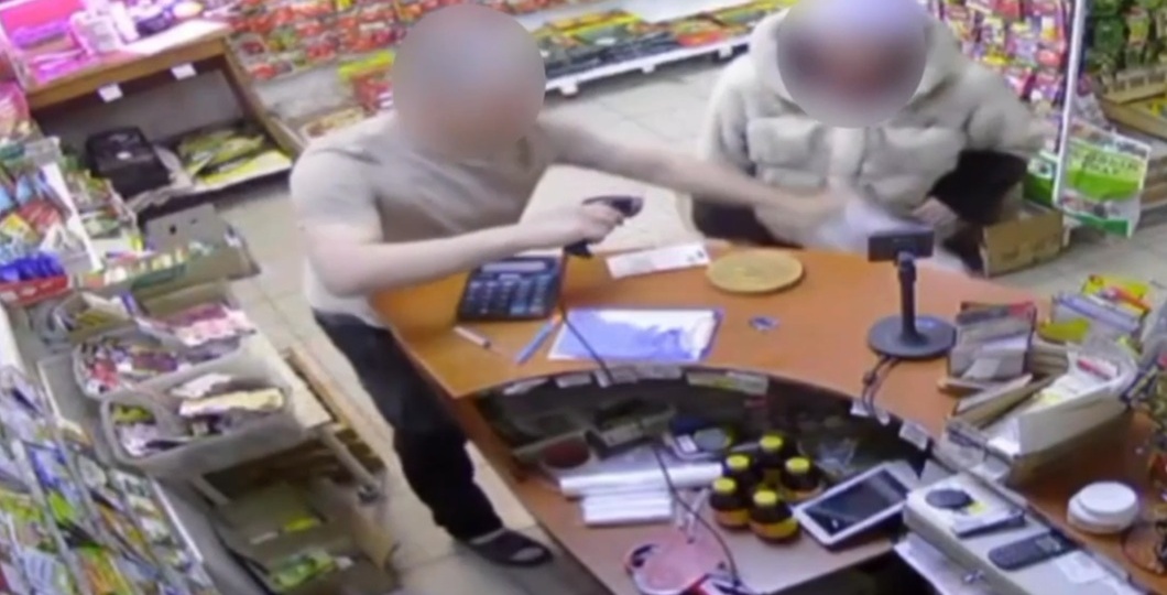 Красноярскую пенсионерку будут судить за кражу денег с найденной карты