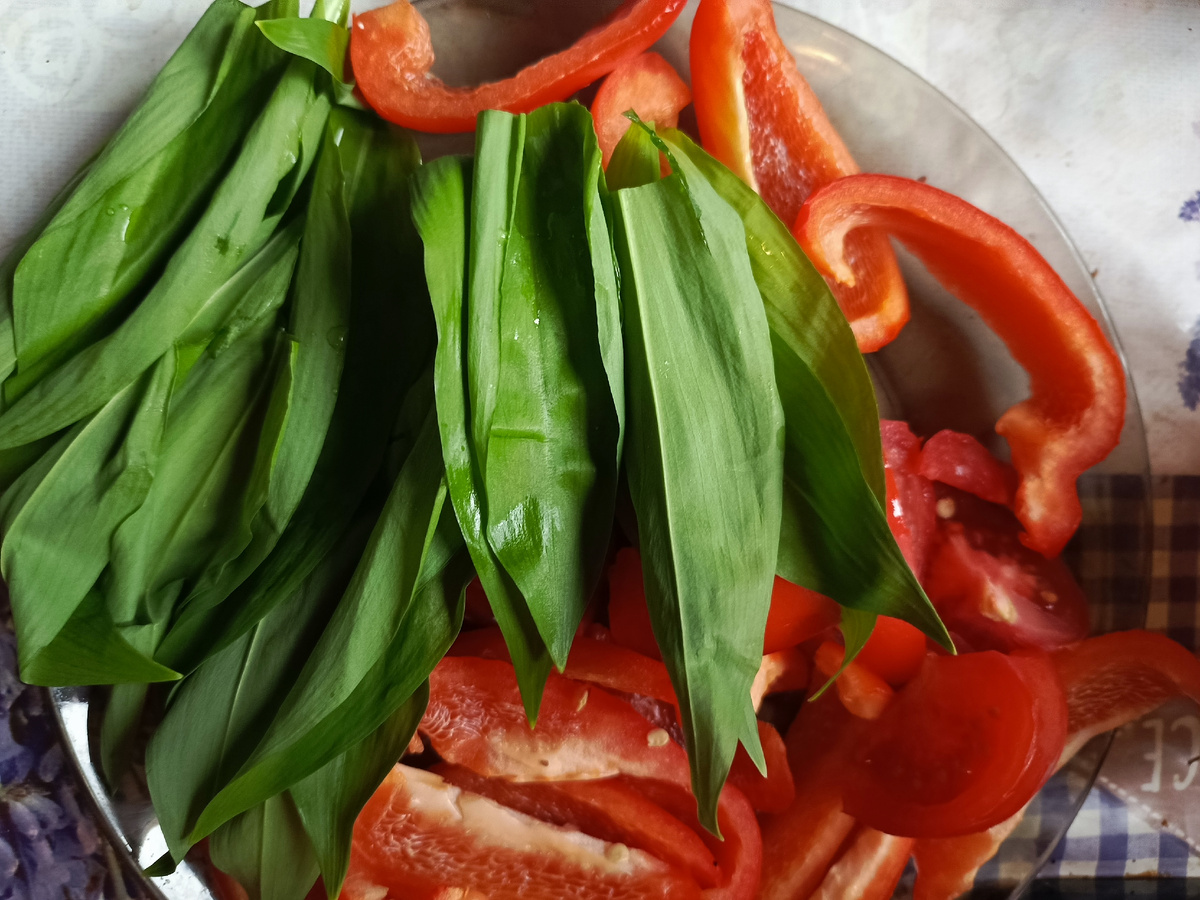 Какой первый урожай собран в нашем саду? Правильно, черемша.