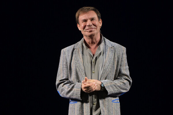 Актер Ефим Шифрин выступает на шоу «Stand up и немножко музыки» в Театре Эстрады в Москве, 2024 год / Алексей Никольский/РИА Новости   📷