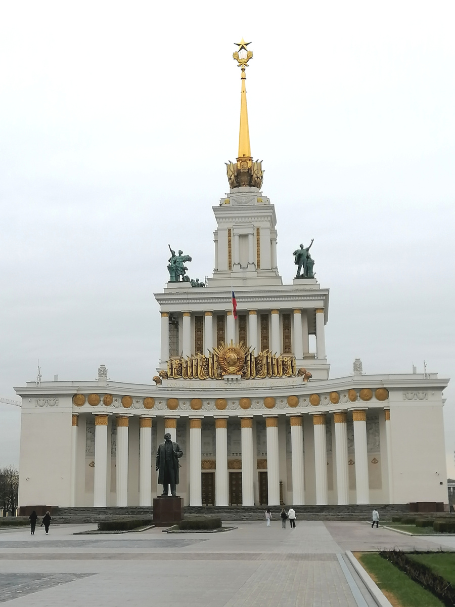 Главный павильон. Памятник Ленину на месте. 