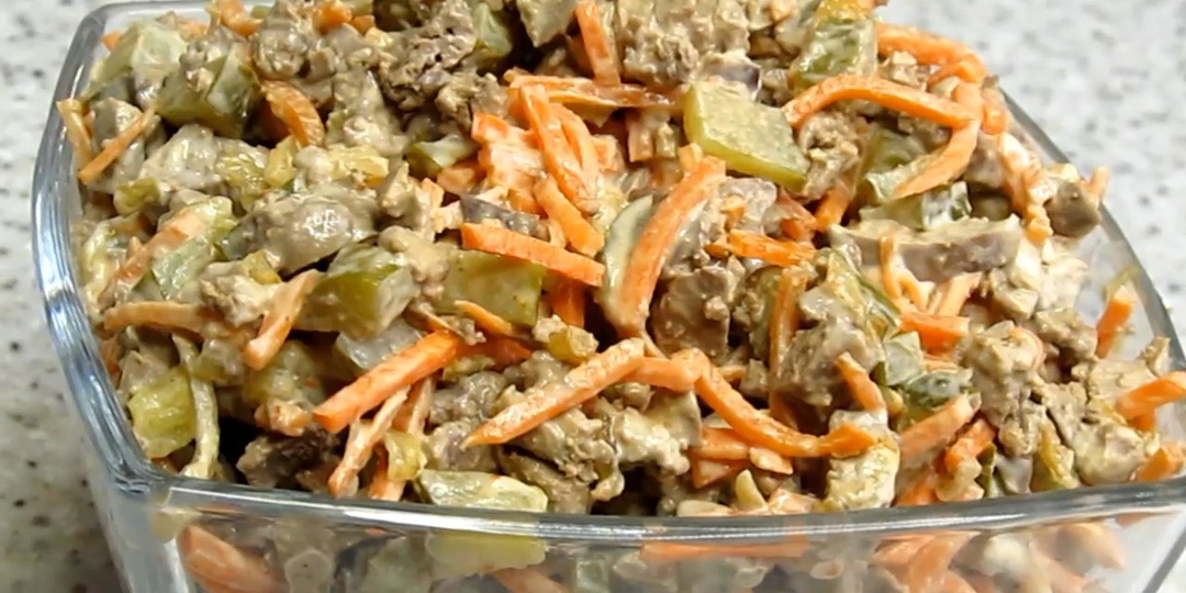 Салат этот вызывает много споров. Но мне он нравится именно в таком исполнении.