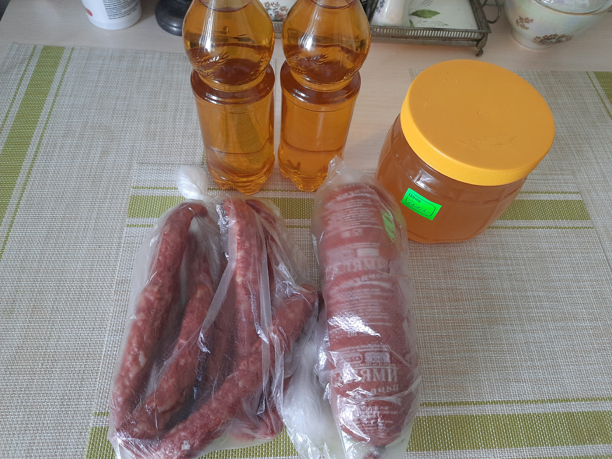 2-литровая банка мёда - 2000 руб, 0,5 бутылка масла - 100 руб., 2 вида колбас на 700 руб.