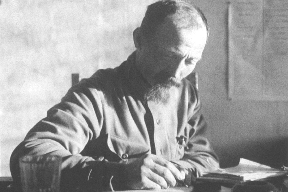    Феликс Дзержинский в рабочем кабинете. / Фото: academy.fsb.ru