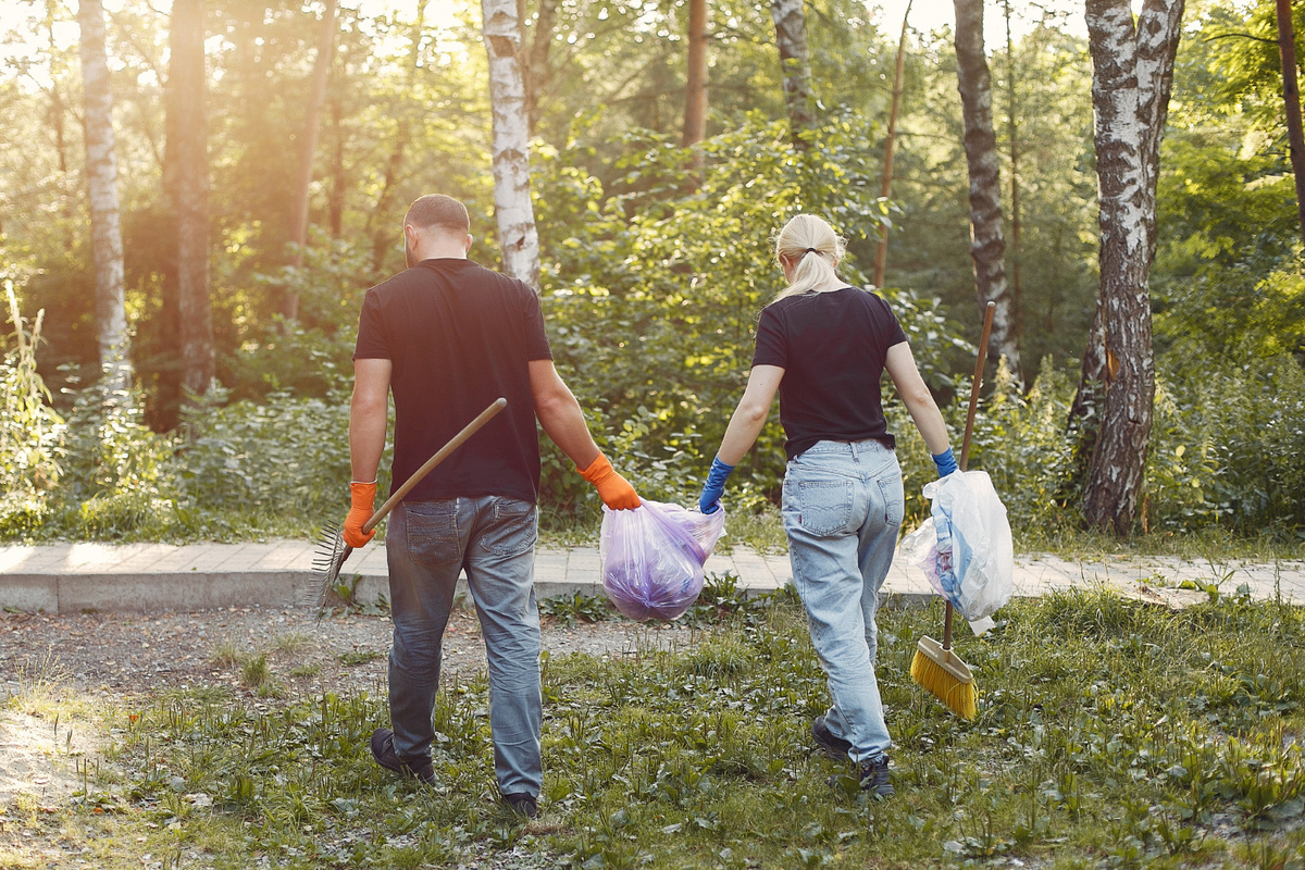 https://ru.freepik.com/free-photo/couple-collects-garbage-garbage-bags-park_591272