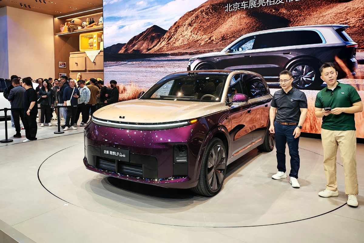    Кроссовер Li Auto L9 Livis вызвал ажиотаж на автосалоне. Долгое время к нему нельзя было подступиться. / Юрий Зубко/РГ