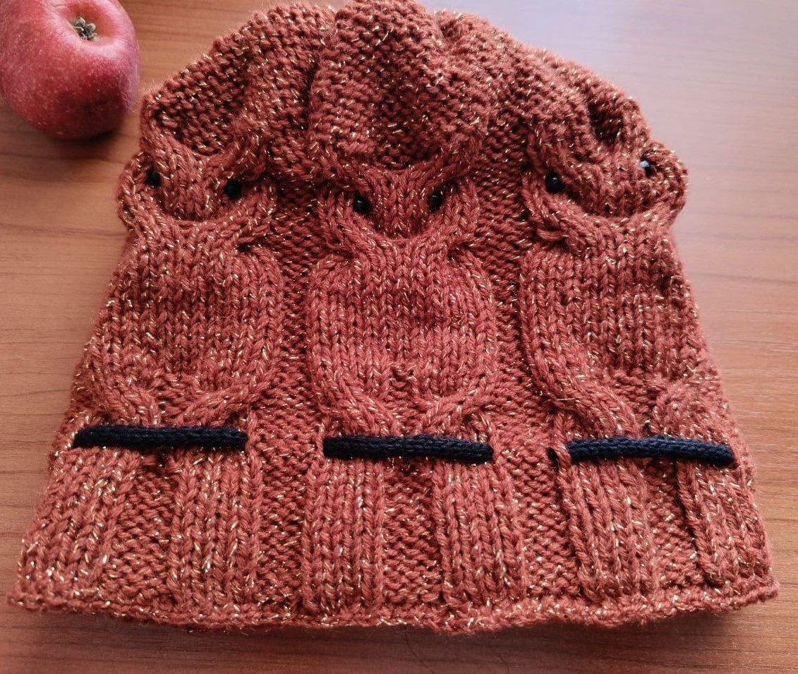 по низу шапки вставила взаный шнур