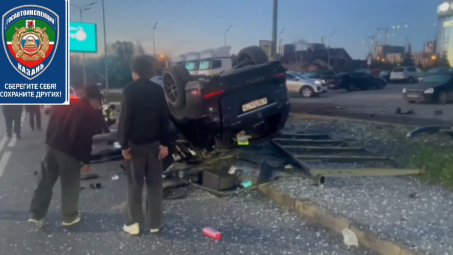 Mercedes протаранил опору и остановку, после чего перевернулся в Казани — видео
