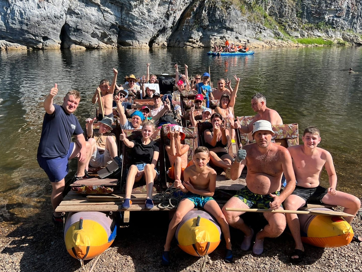 На катамаране с семьей и друзьми на Омутном