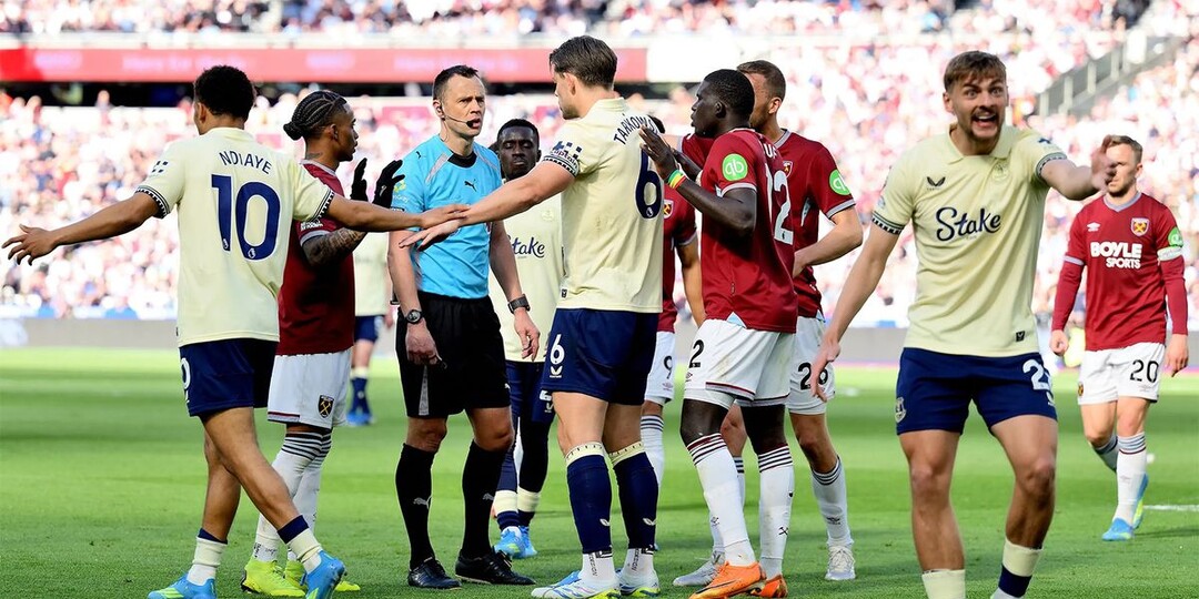 Скандал в АПЛ: футболист выбил мяч рукой, но судья не назначил пенальти, а VAR признал такое решение правильным