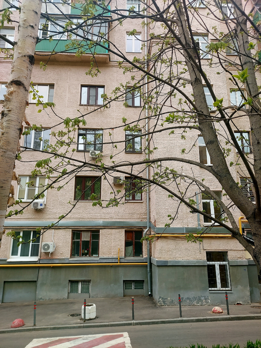 Вид на дом в Студенецком переулке со двора. Квартира Маяковских на третьем этаже