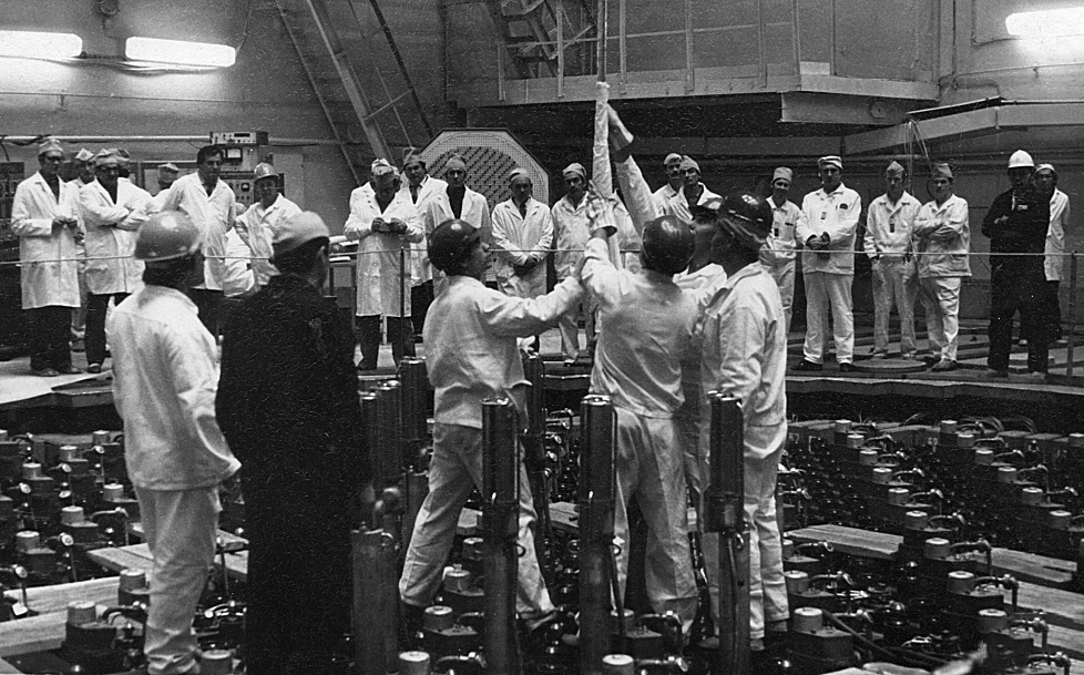    Монтаж элементов системы управления и защиты реактора. Чернобыльская АЭС, 1977 год